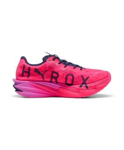 선명한 핑크 컬러와 ‘HYROX’ 레터링이 돋보이는 푸마 디비에이트 나이트로 엘리트 4 하이록스. 194g의 경량 설계와 카본 파워플레이트를 적용했다. / 이미지 출처: 푸마