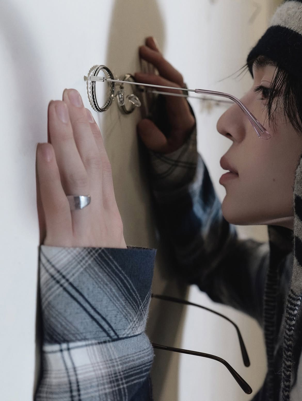안경을 벽에 대고 살펴보는 모습으로 ‘Confused Boy’의 호기심응 표현한 시온. / 이미지 출처: 엔시티 위시 인스타그램 @nctwish_official