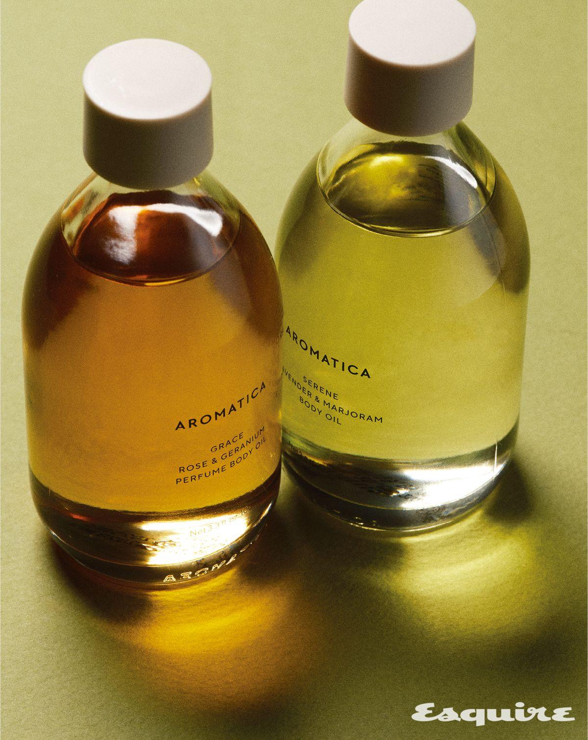 은은한 다마스크 로즈와 제라늄 오일이 이완을 돕는 그레이스 퍼퓸 보디 오일 로즈 & 제라늄 100mL/2만7000원, 라벤더의 포근함과 마조람의 푸릇함이 어우러져 고요한 휴식 시간을 선사하는 서렌 보디 오일 라벤더 & 마조람 100mL/2만5000원 모두 아로마티카.