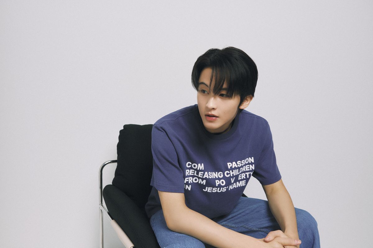 마크리가 입은 티셔츠는 컴패션 굿즈라는 사실. 컴패션 태그라인이 프린팅 된 티셔츠는 컴패션 온라인 스토어에서 구매 가능합니다. / 이미지 제공: 컴패션 