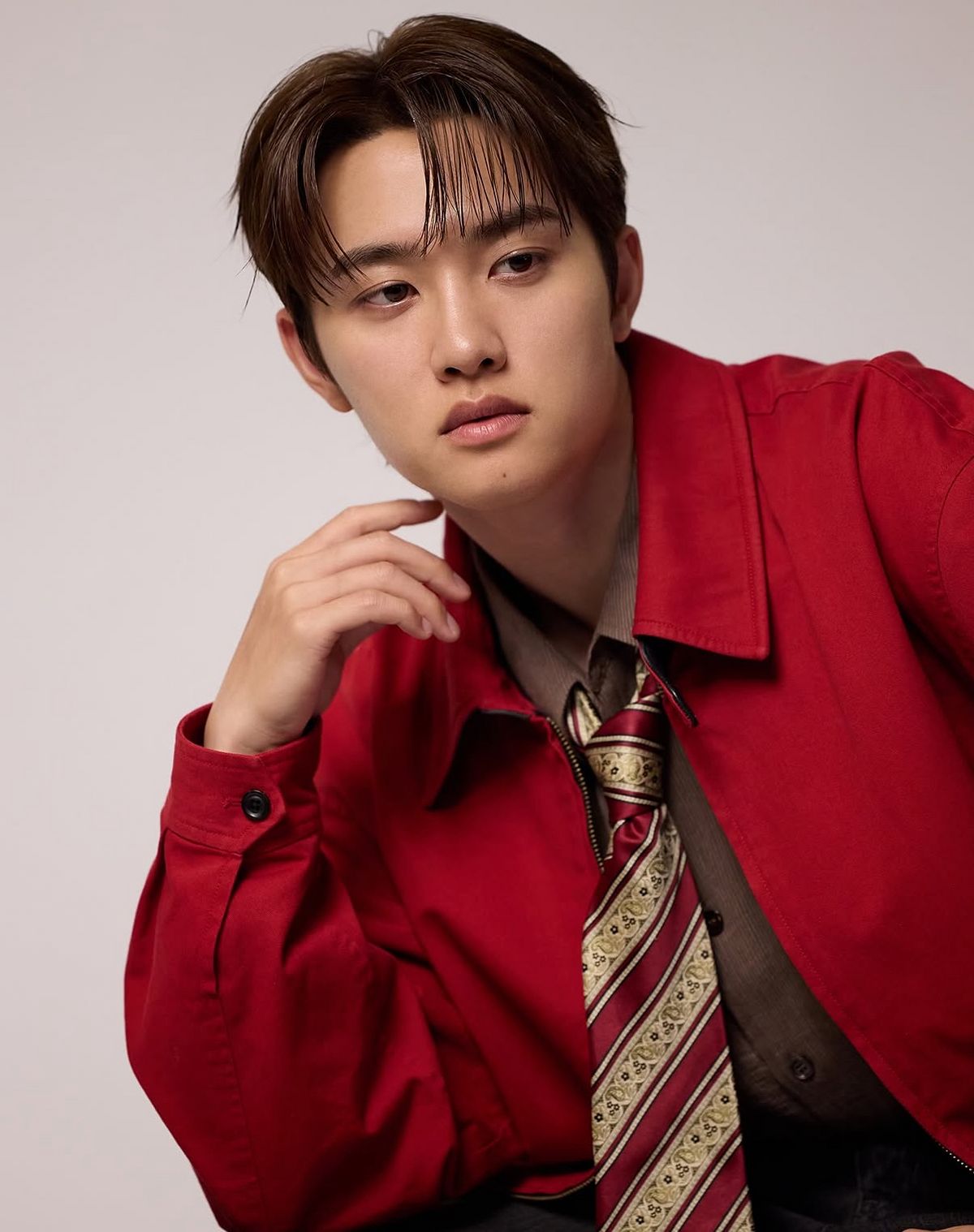 5:5 가르마에 앞머리는 일자로 내려 각을 잡아 시원한 헤어 스타일링을 연출한 도경수 / 이미지 출처: @blitzway_ent