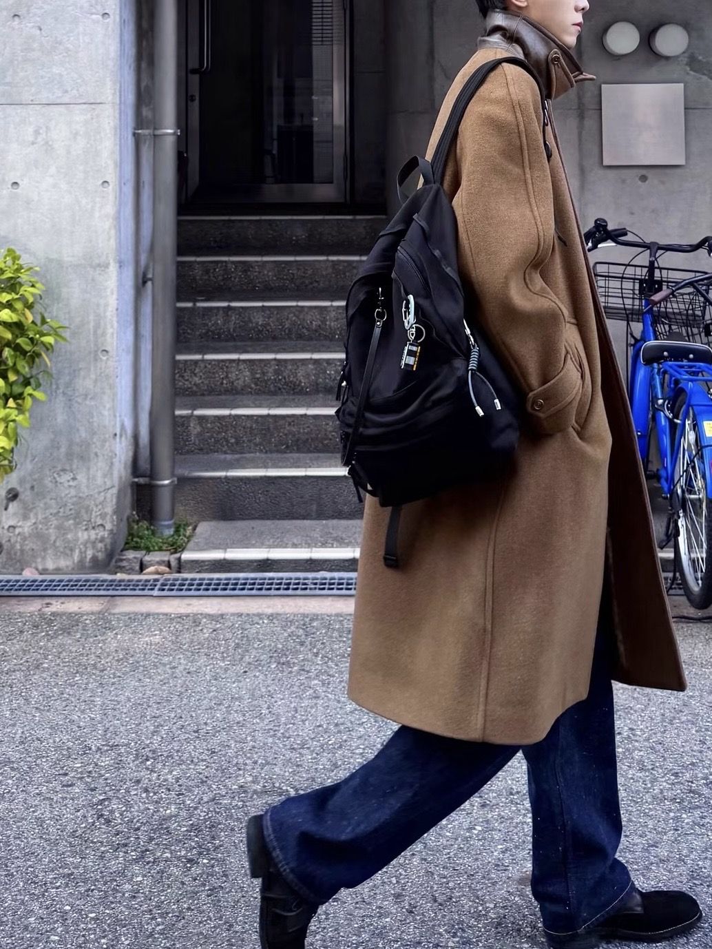브라운 코트의 칼라를 세워 목선을 강조하고 블랙 백팩으로 더한 캐주얼한 분위기. / 이미지 출처: @ophen28