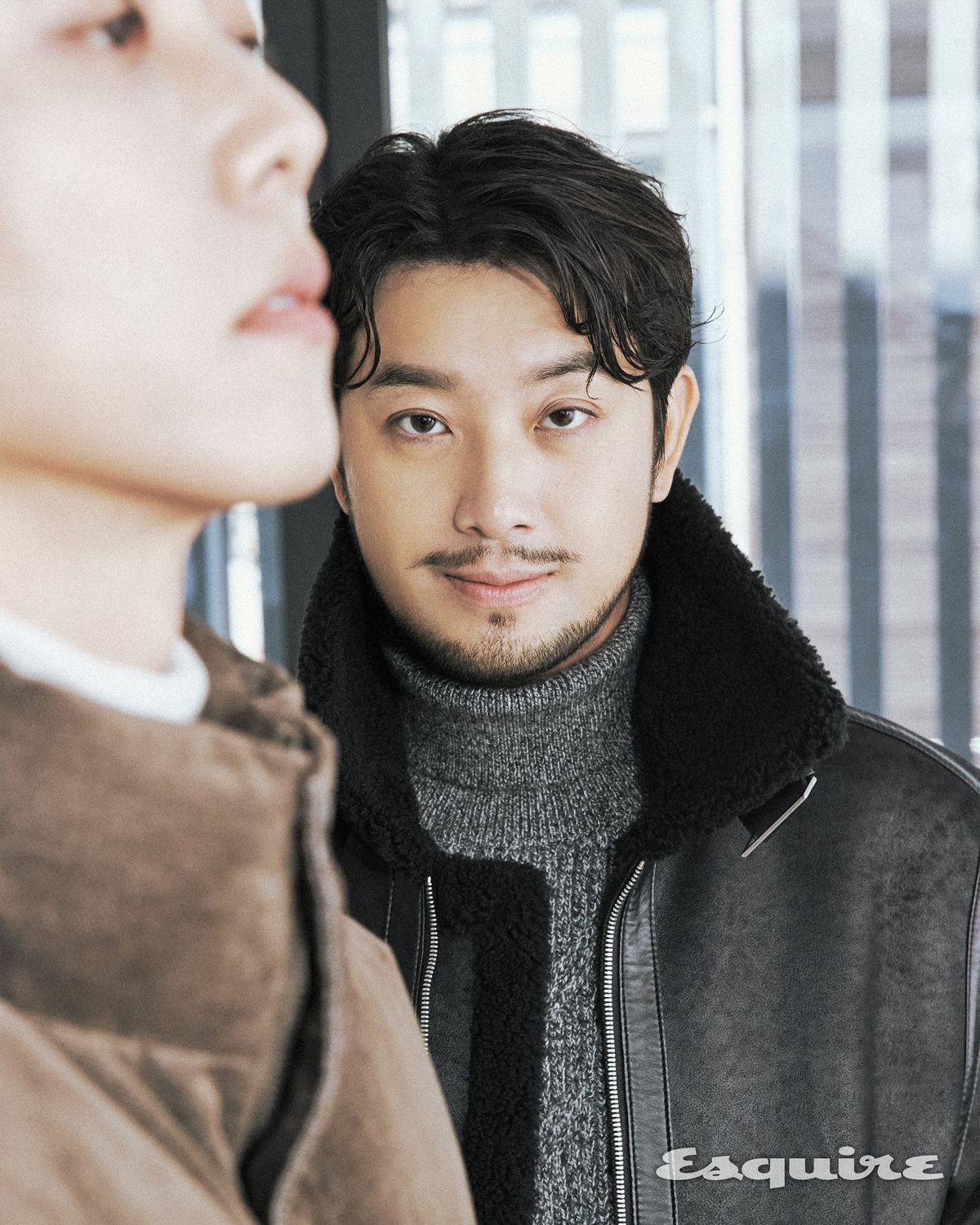 블랙 무통 재킷과 터틀넥을 입고 주우재를 바라보는 침착맨. / 이미지 출처: 에스콰이어