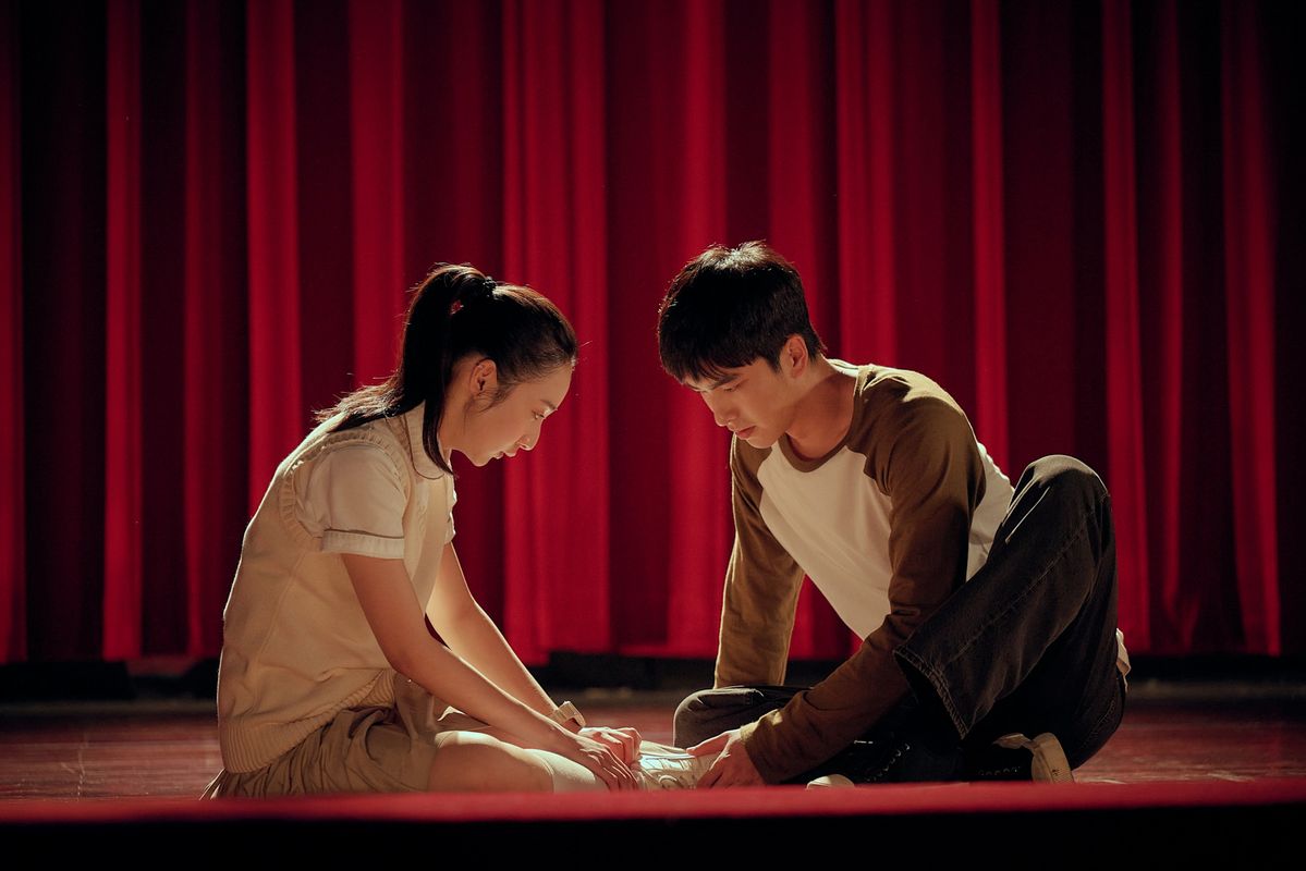 무대 위에 나란히 앉아 있는 장샤오퉁(이목)과 리런야오(증경화). / 이미지 출처: Netflix