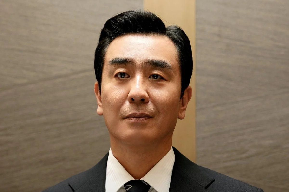 복잡한 표정으로 어딘가를 바라보는 김낙수(류승룡). / 이미지 출처: JTBC