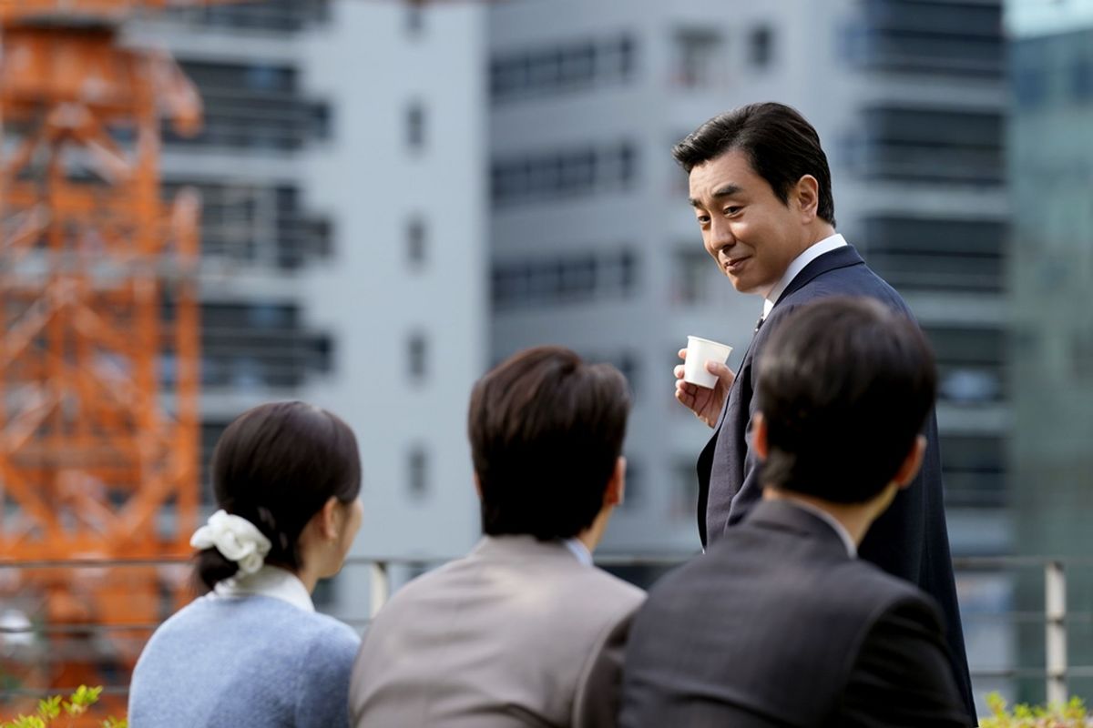 회사 동료들과 이야기를 나누는 김낙수(류승룡). / 이미지 출처: JTBC
