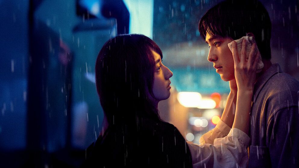 빗속에서 서로를 바라보는 리런야오(증경화)와 장샤오퉁(이목). / 이미지 출처: Netflix