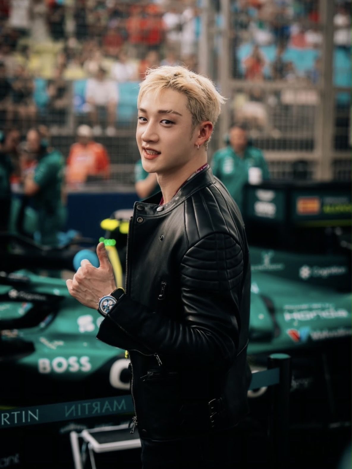 브라이틀링 시계를 착용하고 애스턴 마틴 F1 머신 앞에 선 방찬. / 이미지 출처: @breitling