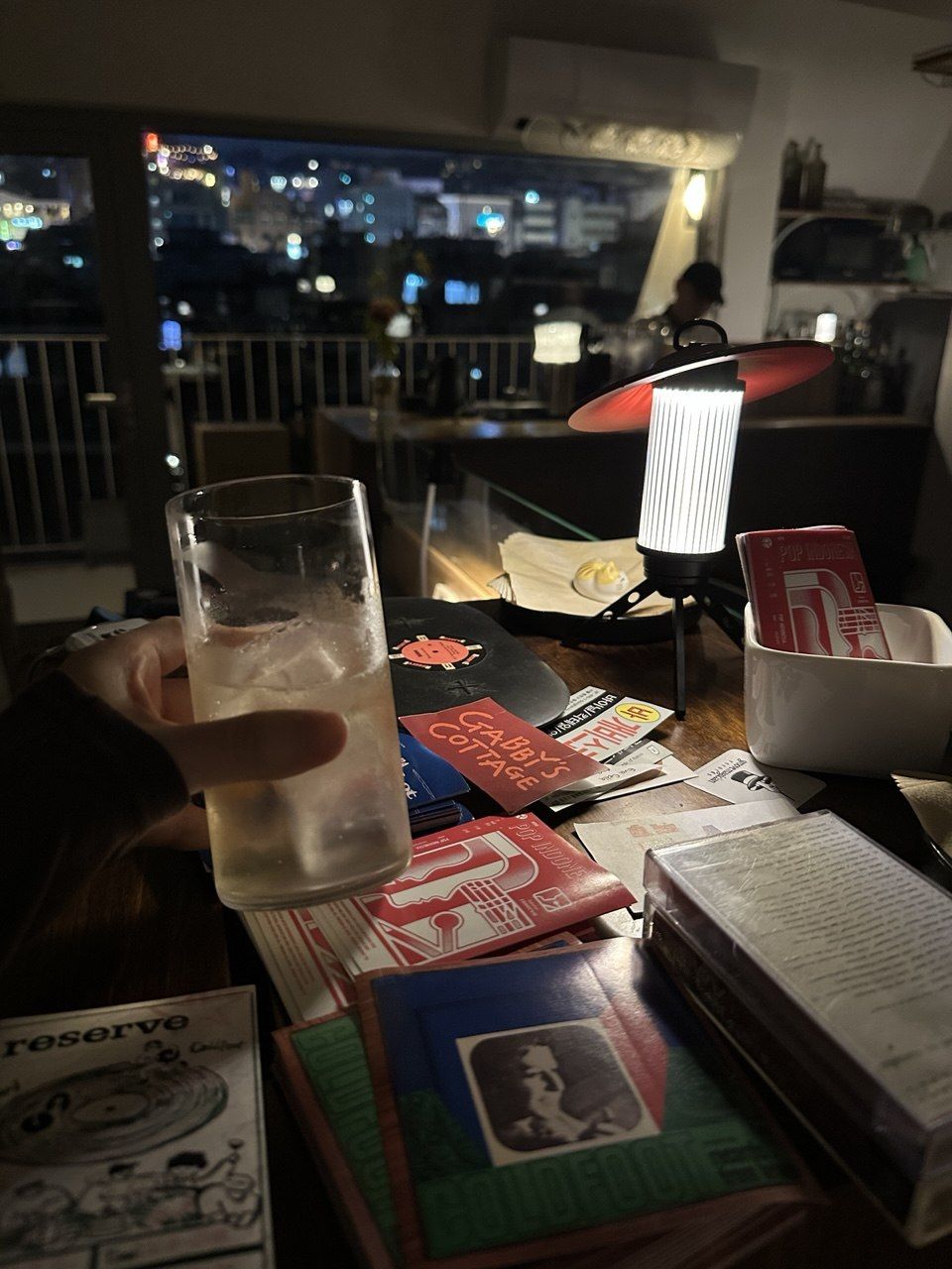 서울의 야경이 보이는 창가와 LP가 빼곡하게 꽂힌 리저브의 내부 공간. 바이닐 음악을 들으며 하이볼과 위스키를 느긋하게 즐길 수 있는 작은 LP 바다. / 이미지 출처: 필자 촬영