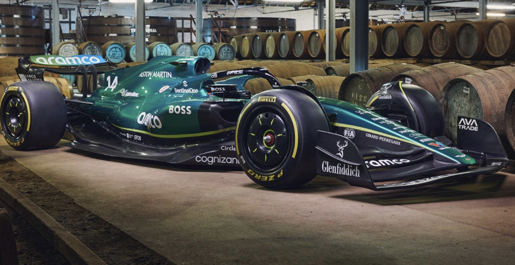 위스키 숙성 캐스크를 배경으로 전시된 애스턴마틴 F1 레이싱카. 글렌피딕의 장인정신과 모터스포츠의 속도감을 한 공간에서 보여주는 이색적인 협업. / 이미지 출처: 글렌피딕