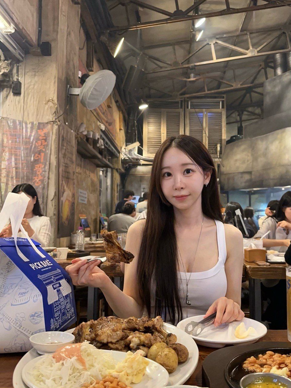 을지로 골목의 레트로한 간판과 숯불에 구운 바비큐, 수제 소시지 등을 함께 담은 달맞이광장바베큐. 선선한 날에는 야외 자리에서 생맥주와 함께 즐기기 좋다. / 이미지 출처: 필자 촬영