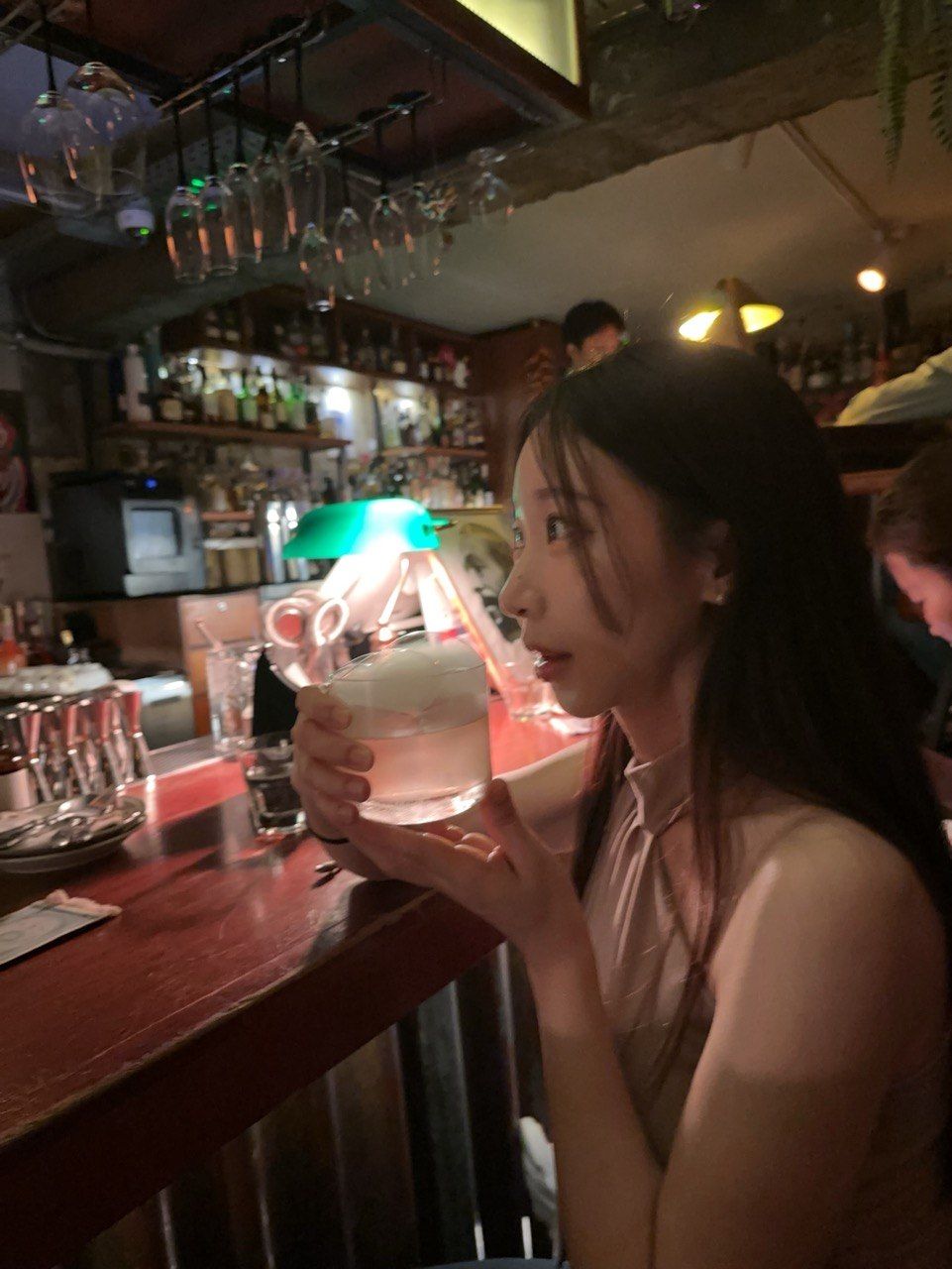 푸른 조명의 입구부터 바에서 즐기는 칵테일, 뮤지션의 라이브 공연과 파스타까지 232의 밤 풍경. 식사와 술, 음악을 한자리에서 즐길 수 있다. / 이미지 출처: 필자 촬영