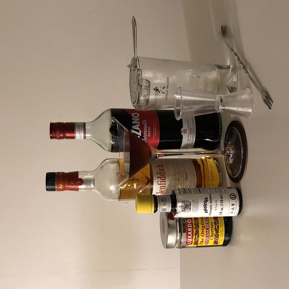 스카치와 스위트 베르무트, 비터를 준비해 만든 롭 로이. 어떤 스카치를 베이스로 선택하느냐에 따라 과실과 몰트, 셰리와 피트까지 전혀 다른 표정을 보여준다. / 이미지 출처: 필자 촬영