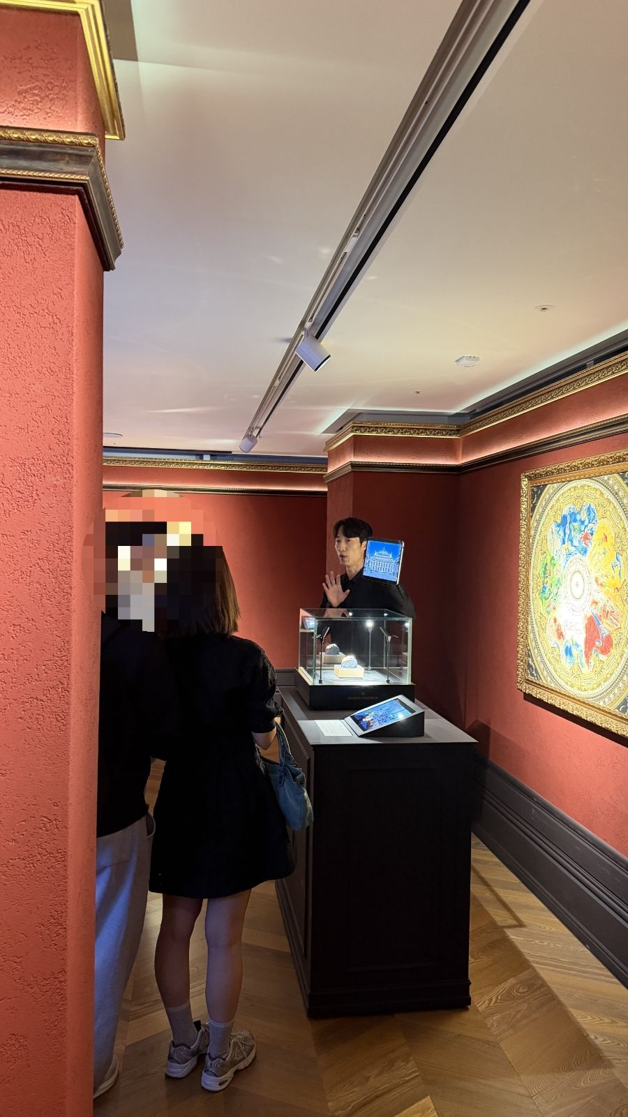 마스터피스 앞에서 작품과 제작 기법을 설명하는 아트 도슨트의 모습. 에나멜의 제작 과정과 작품의 배경을 함께 들으며 시계를 보는 시선도 한층 깊어진다. / 이미지 출처: 필자 촬영 손목 위의 예술