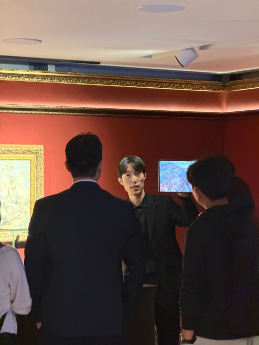 마스터피스 앞에서 작품과 제작 기법을 설명하는 아트 도슨트의 모습. 에나멜의 제작 과정과 작품의 배경을 함께 들으며 시계를 보는 시선도 한층 깊어진다. / 이미지 출처: 필자 촬영 손목 위의 예술