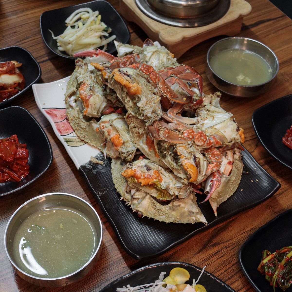 접시 가득 푸짐하게 담아낸 제철 꽃게찜. 10월 수꽃게 특유의 꽉 찬 살과 고소한 게장을 그대로 즐길 수 있는 마장동의 가을 별미다. / 이미지 출처: 목포꽃게아구찜 네이버 지도 업체 이미지