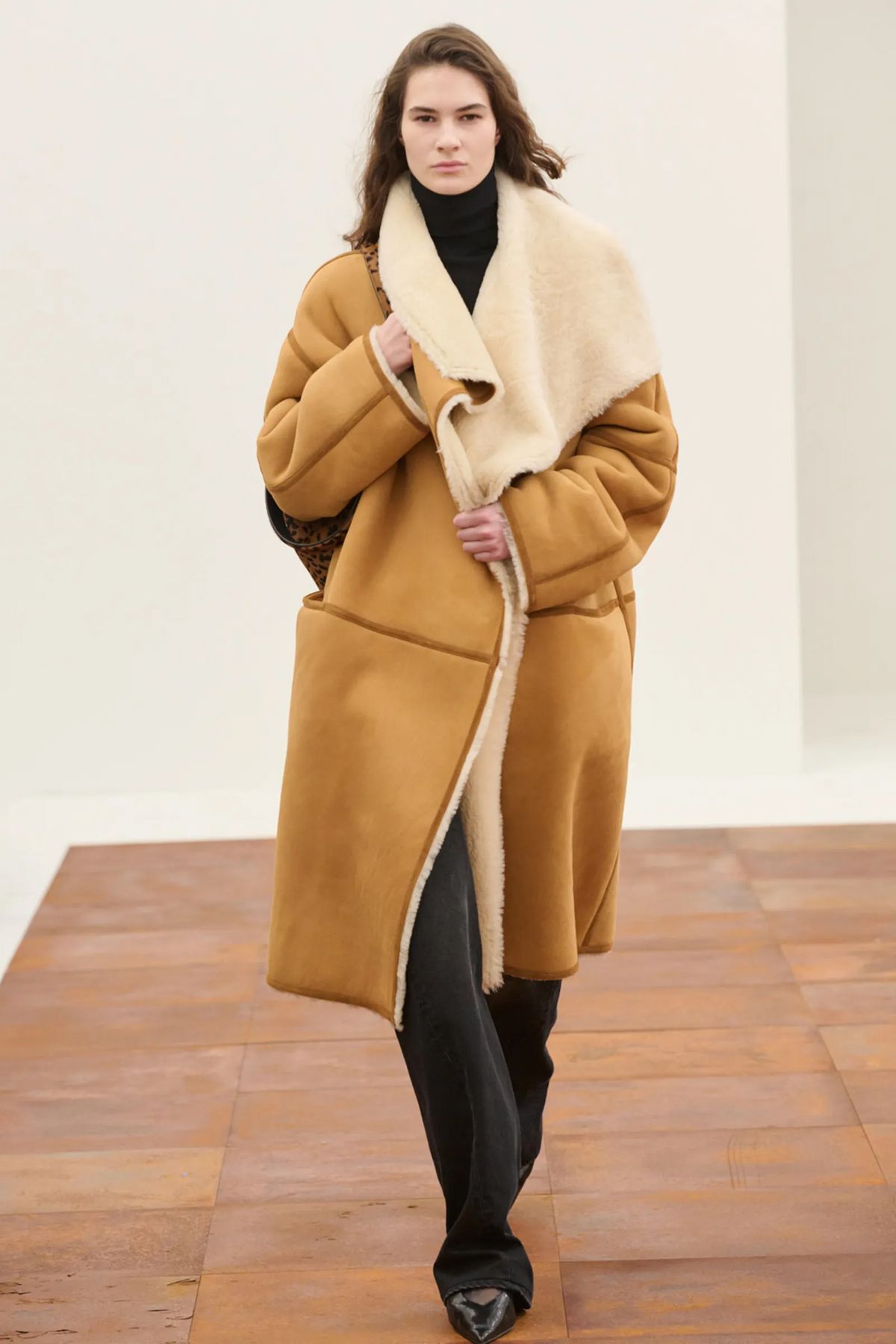 토템의 카멜 시어링 코트와 블랙 터틀넥·가죽 로퍼 스타일링 / 이미지 출처: TOTEME, Vogue Runway, COS