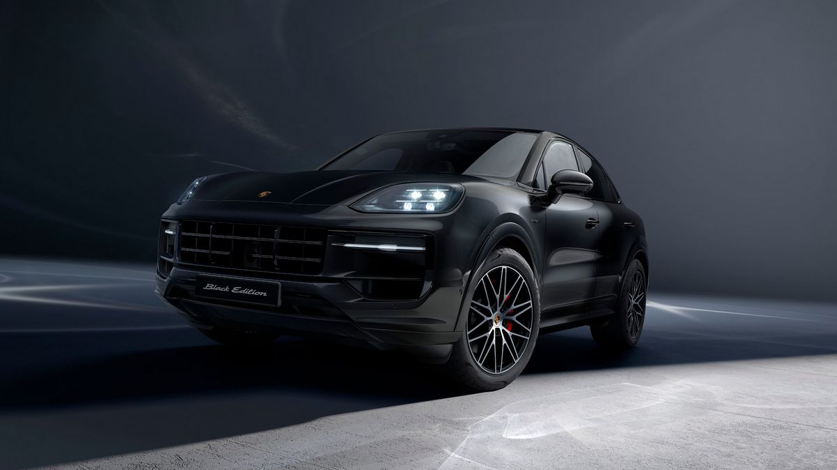 도어 미러와 사이드 윈도 트림, 후면의 ‘PORSCHE’ 레터링과 모델명을 고광택 블랙으로 통일한 카이엔 블랙 에디션. / 이미지 출처: 포르쉐코리아
