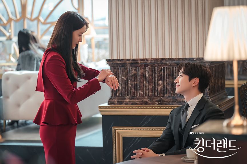 윤아와 이준호의 케미가 돋보이는 드라마 '킹더랜드'. / 이미지 출처: JTBC