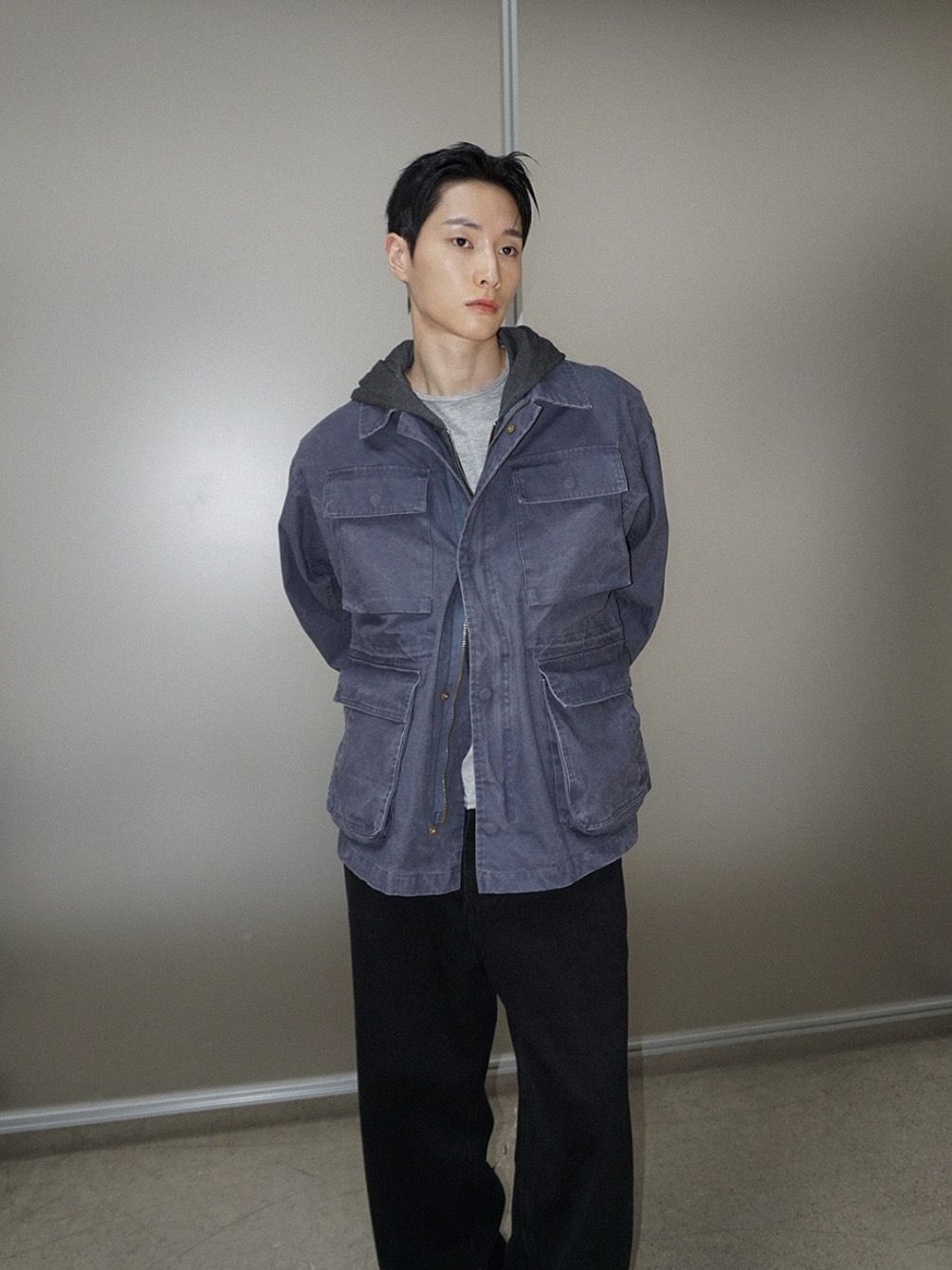 워싱을 거친 더스티 퍼플 컬러와 부드럽게 떨어지는 실루엣이 특징인 무드인사이드의 필드 자켓. / 이미지 출처: 29CM