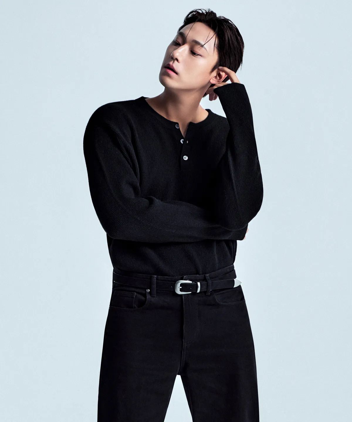 미니멀 리브드 헨리 넥 니트