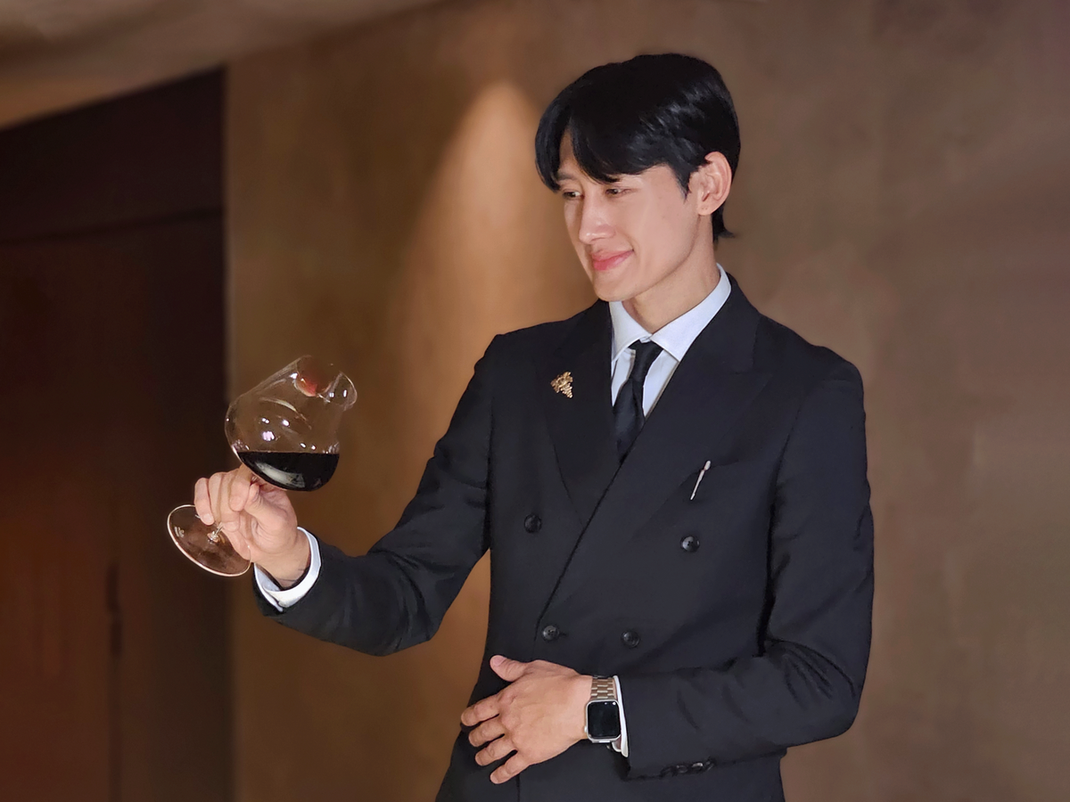 요리의 재료와 조리법, 산미와 질감까지 직접 확인하며 페어링을 구성하는 그랑디르의 강보석 소믈리에. 코스의 변화에 맞춰 와인 리스트도 꾸준히 조율한다. / 이미지 출처: 필자 촬영