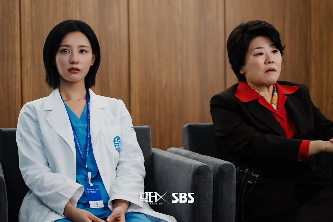 계수정이 수술실에서 증명한 능력을 협상을 통해 구체적인 대가로 돌아오게 하는 장희숙. / 이미지 출처: SBS