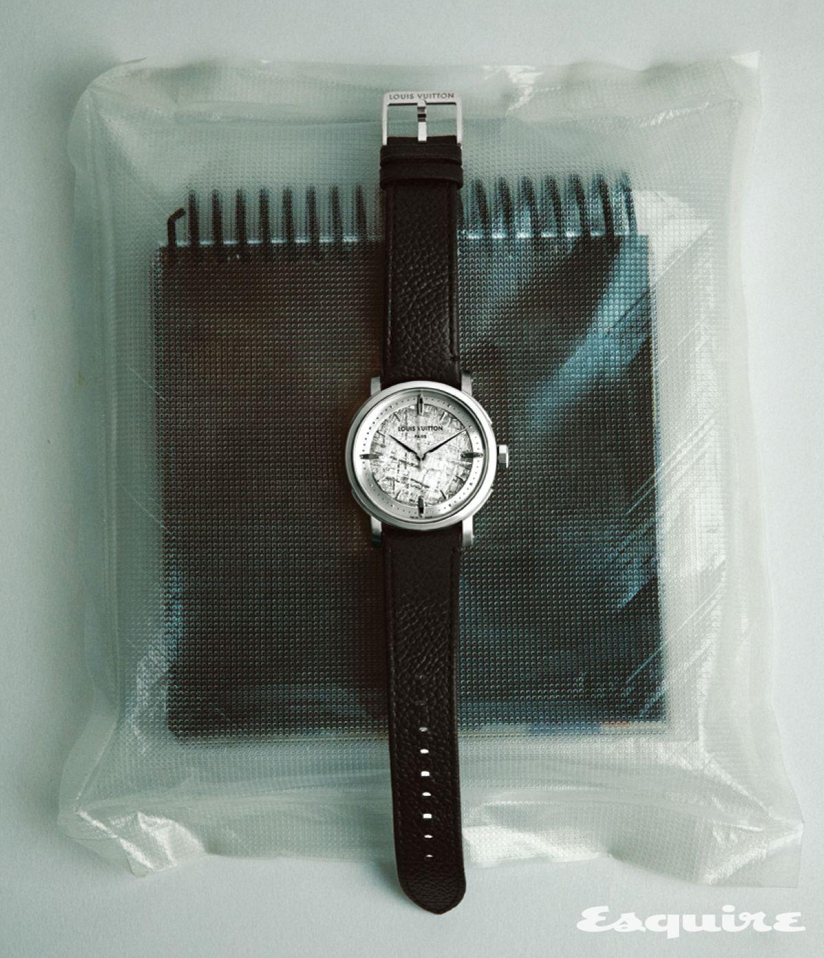 39mm 플래티넘 케이스에 정교하게 가공한 메테오라이트 다이얼을 더한 에스칼 워치 루이 비통.