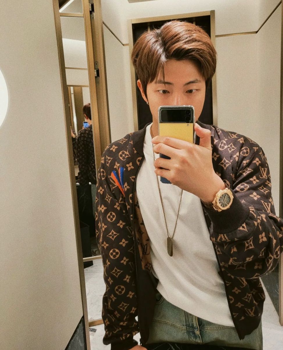 다양한 파텍 필립의 시계를 착용하는 BTS RM. / 이미지 출처: 인스타그램 @rkive