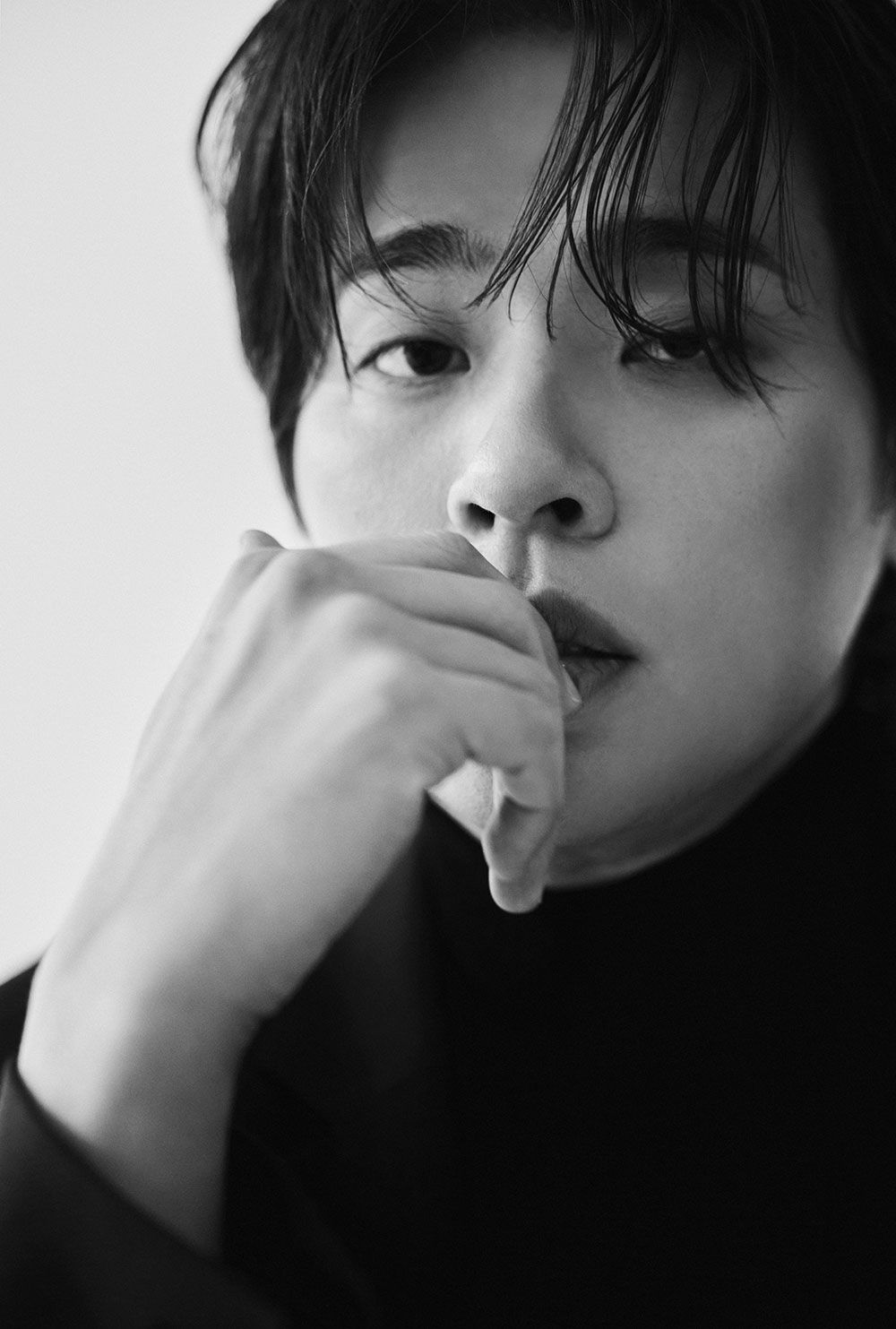 책에 진심인 마음이 느껴지는 배우 박정민. / 이미지 출처: 샘 컴퍼니 @semcompany_
