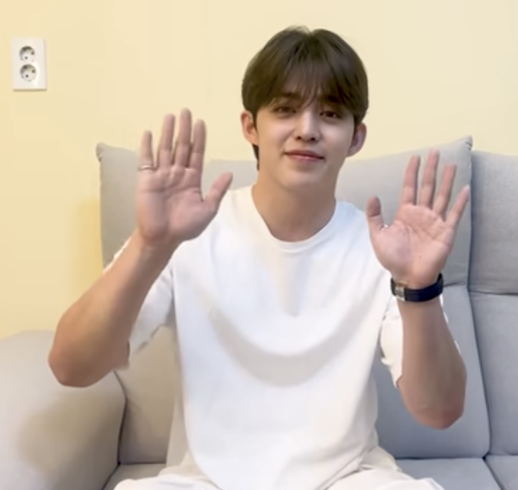 파텍 필립 아쿠아넛을 착용한 세븐틴 에스쿱스. / 이미지 출처: 세븐틴 유튜브 채널