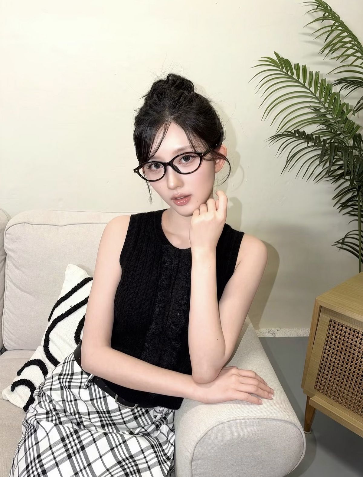최근 민음사 북클럽에 가입하며 찐 책 덕후를 인증한 가을. / 이미지 출처: 인스타그램 @fallingin___fall