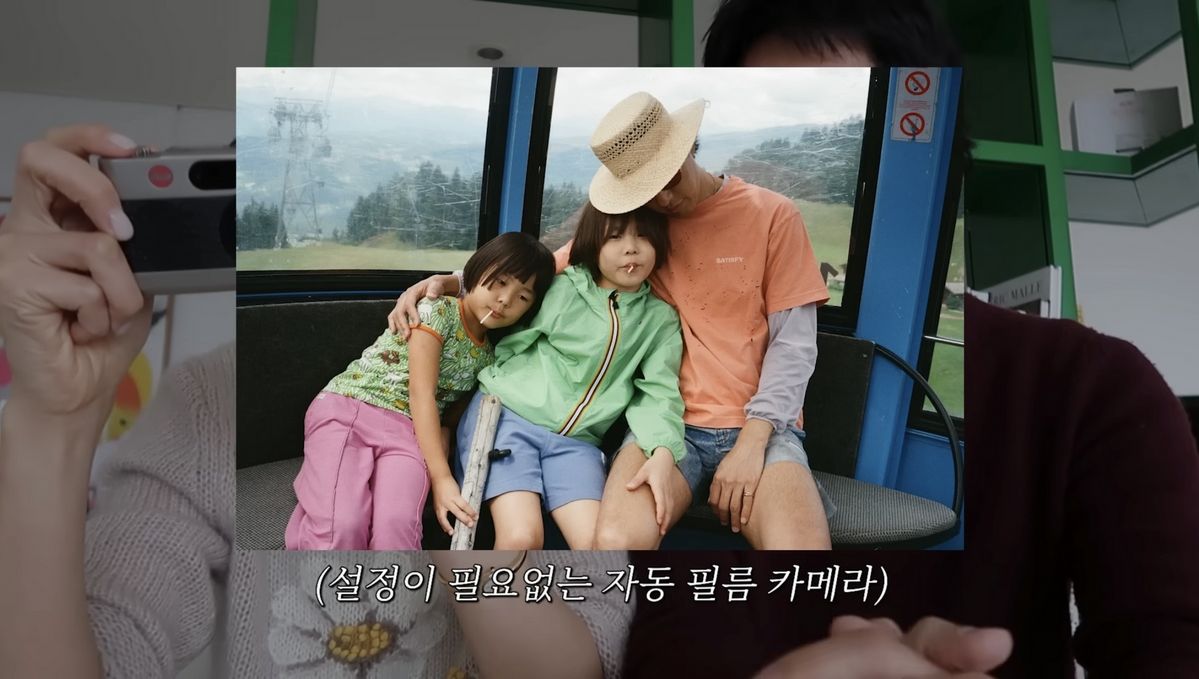 여행과 일상에서 라이카 미니룩스를 즐겨 사용하는 마이큐. / 이미지 출처: '김나영의 노필터티비' 유튜브