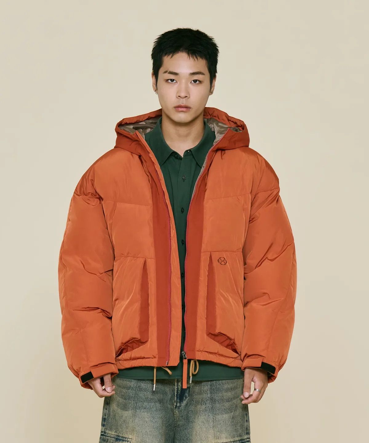 강렬한 오렌지 컬러에 후드 레이어드 디자인으로 포인트를 준 다운 파카. / 이미지 출처: 무신사