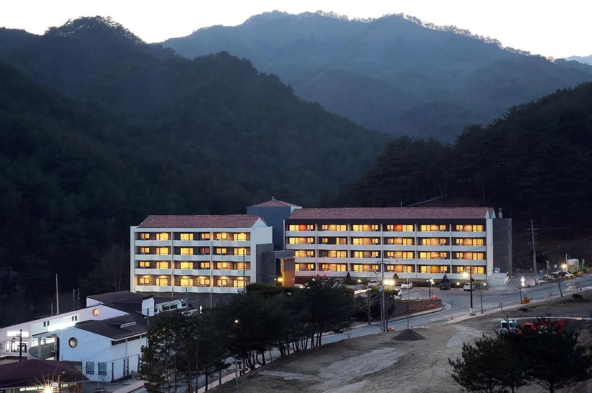 응봉산 자락에 자리한 덕구온천콘도의 전경. / 이미지 출처: 트립닷컴, 업체 공식 홈페이지