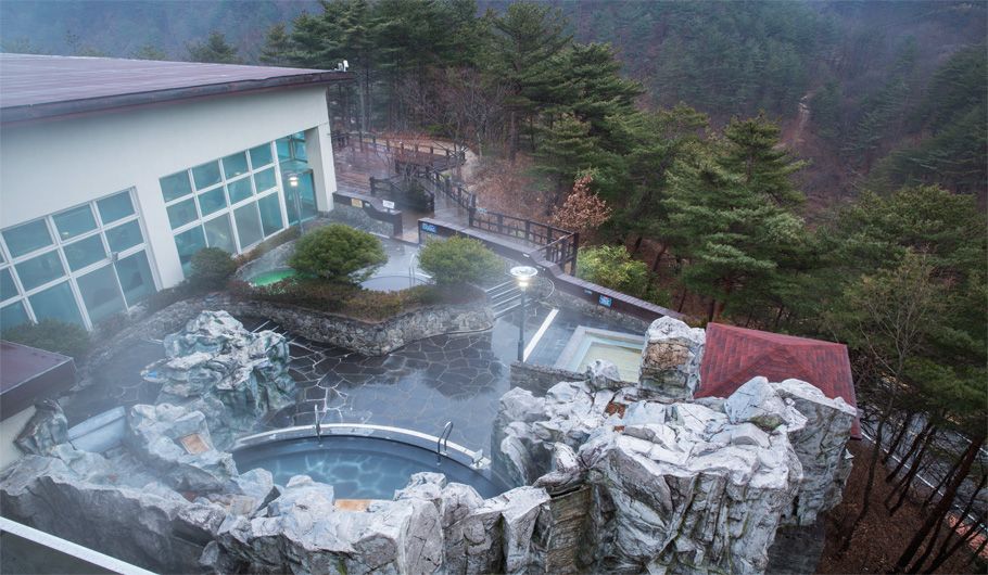 야외에서 따뜻한 온천욕을 즐길 수 있는 노천탕. / 이미지 출처: 트립닷컴, 업체 공식 홈페이지