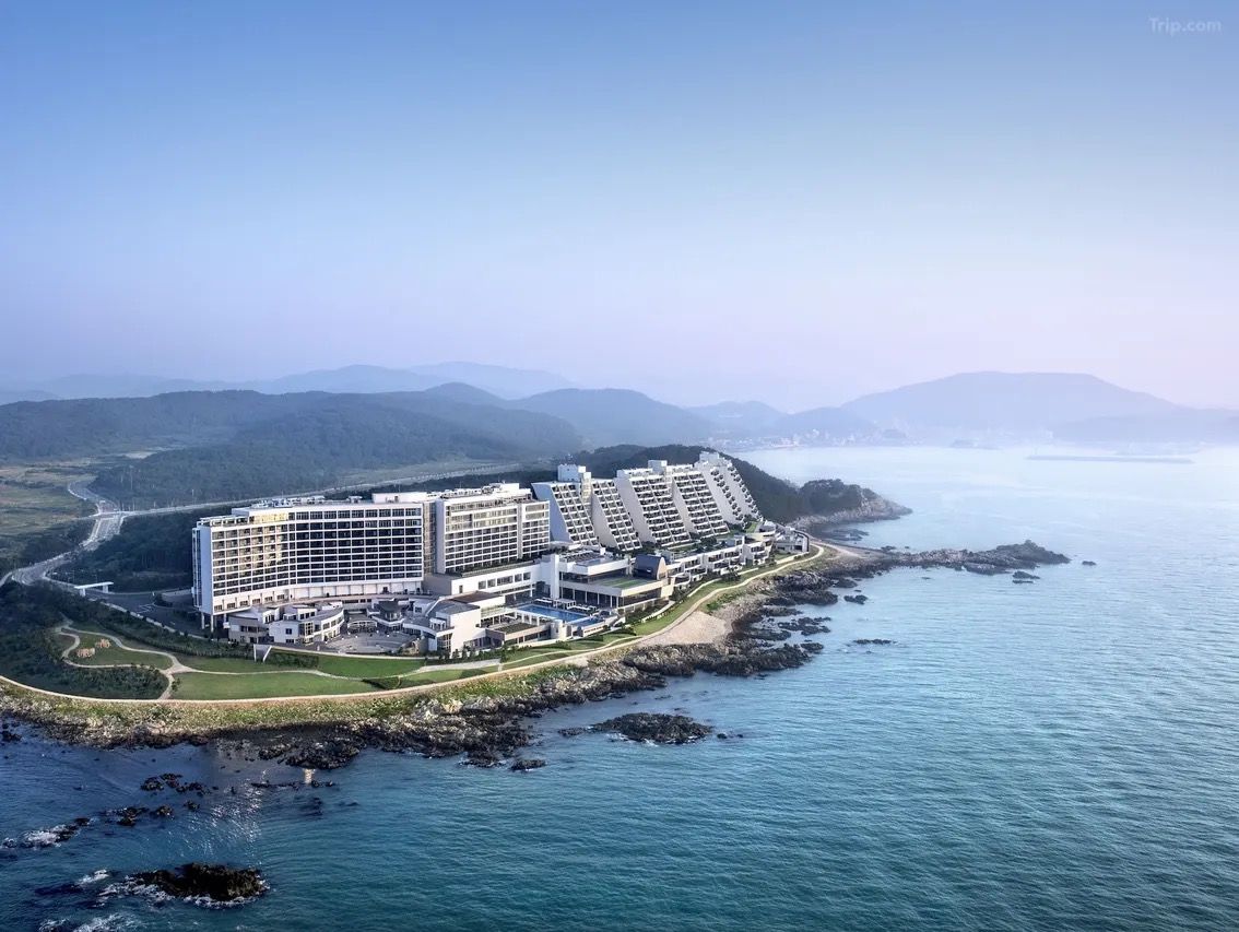부산 기장 해안을 따라 자리한 아난티 앳 부산 코브의 전경. / 이미지 출처: 트립닷컴, 업체 공식 홈페이지