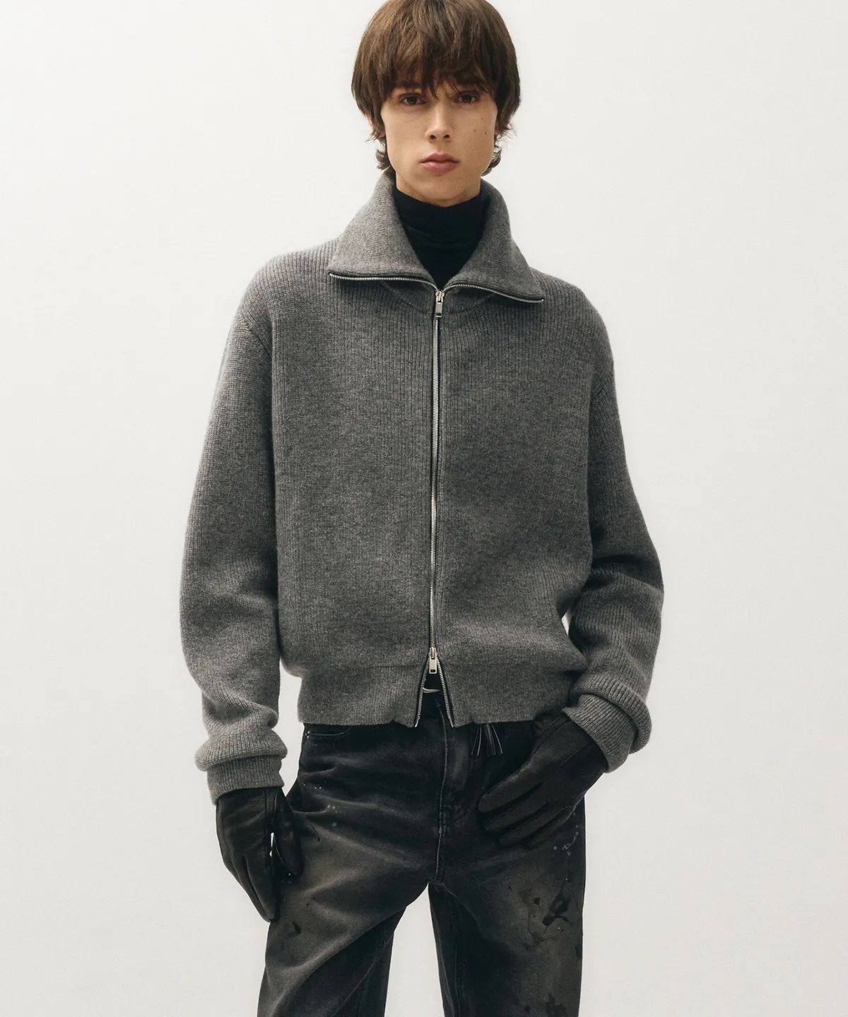 YKK 지퍼에 노이어 전용 슬라이더를 조합했고, 포켓을 생략해 앞면을 간결하게 마무리한 제품. / 이미지 출처: 무신사