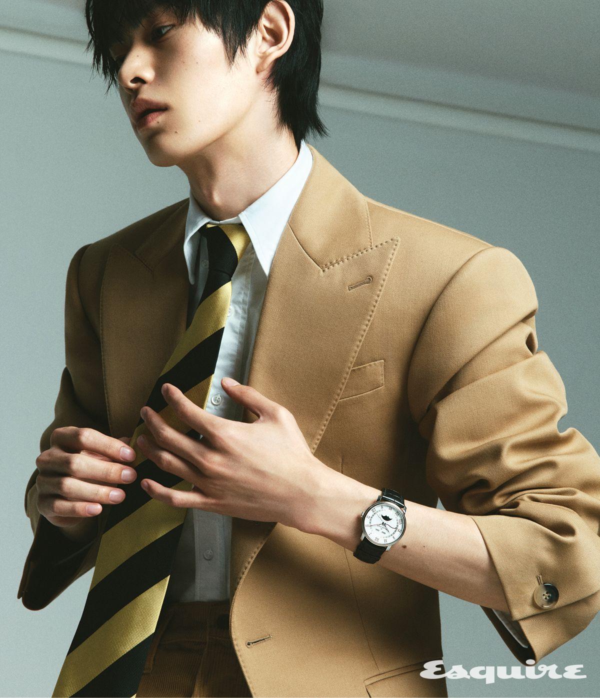 40mm 스틸 케이스에 화이트 다이얼과 블랙 앨리게이터 스트랩을 매치한 빌레레 컴플리트 캘린더 워치 2419만원 블랑팡. 베이지 재킷, 코듀로이 팬츠, 스트라이프 타이 모두 가격 미정 셀린느. 화이트 셔츠 가격 미정 톰 브라운.
