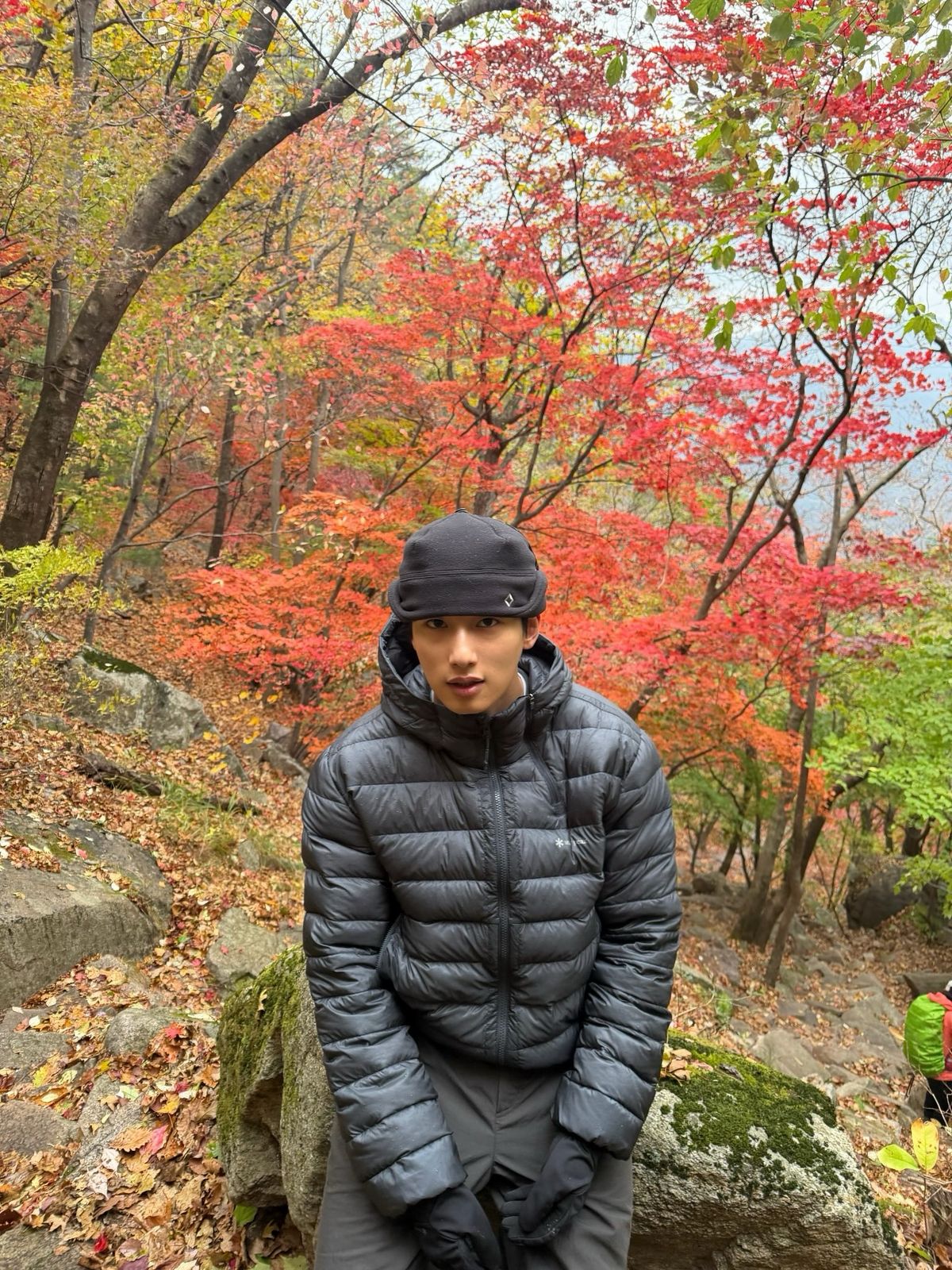'산 얼간이' 산악회 멤버인 김건. / 이미지 출처: 인스타그램 @kimgeon___