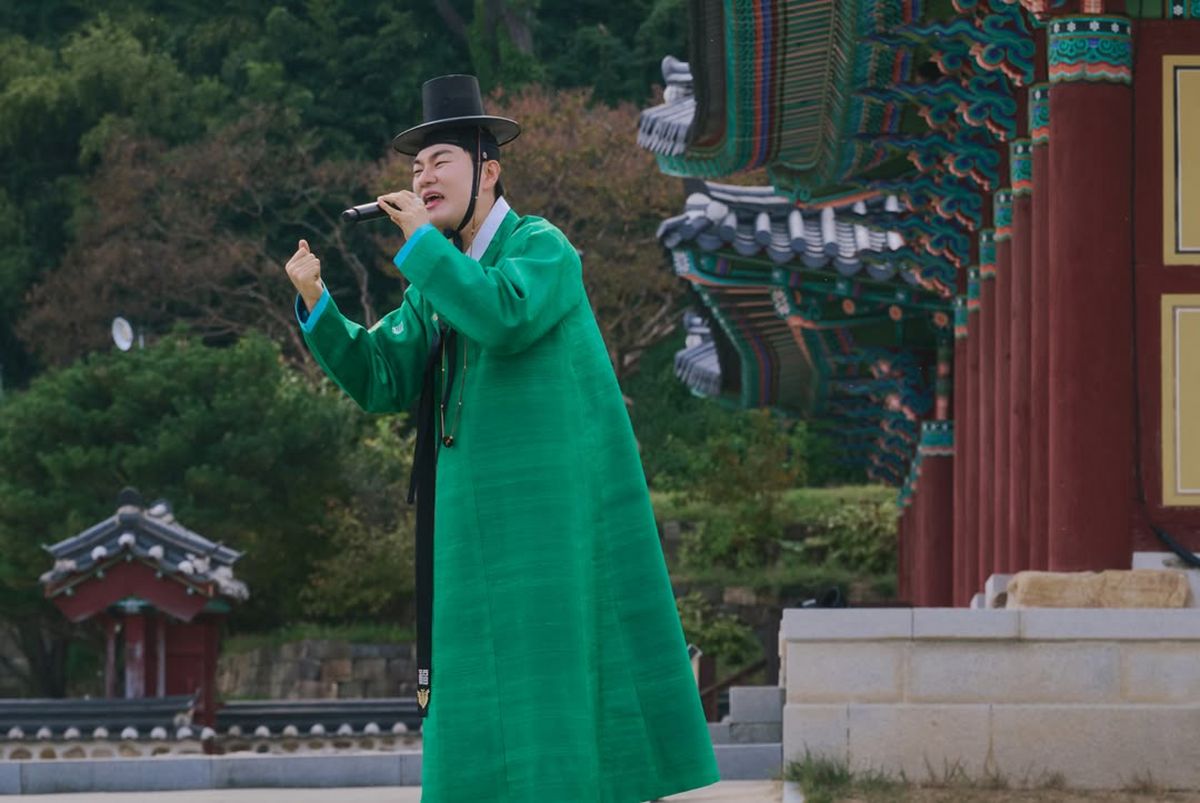 강릉대도호부 관아에서 펼쳐진 ‘우덜 음악잔치’. 전통 건축을 배경으로 흥겨운 소리를 선보이는 공연자의 모습. / 이미지 출처: 하슬라국제예술제 공식 인스타그램 @hasla_festival