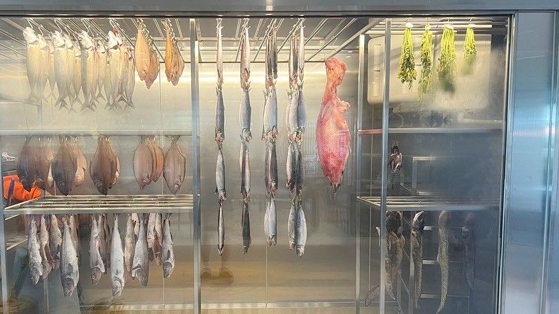 갖가지 생선이 걸려 있는 모습이 인상적인 피쉬컬쳐의 쇼케이스 / 이미지 출처: 피쉬컬쳐 인스타그램 @fishculturekorea
