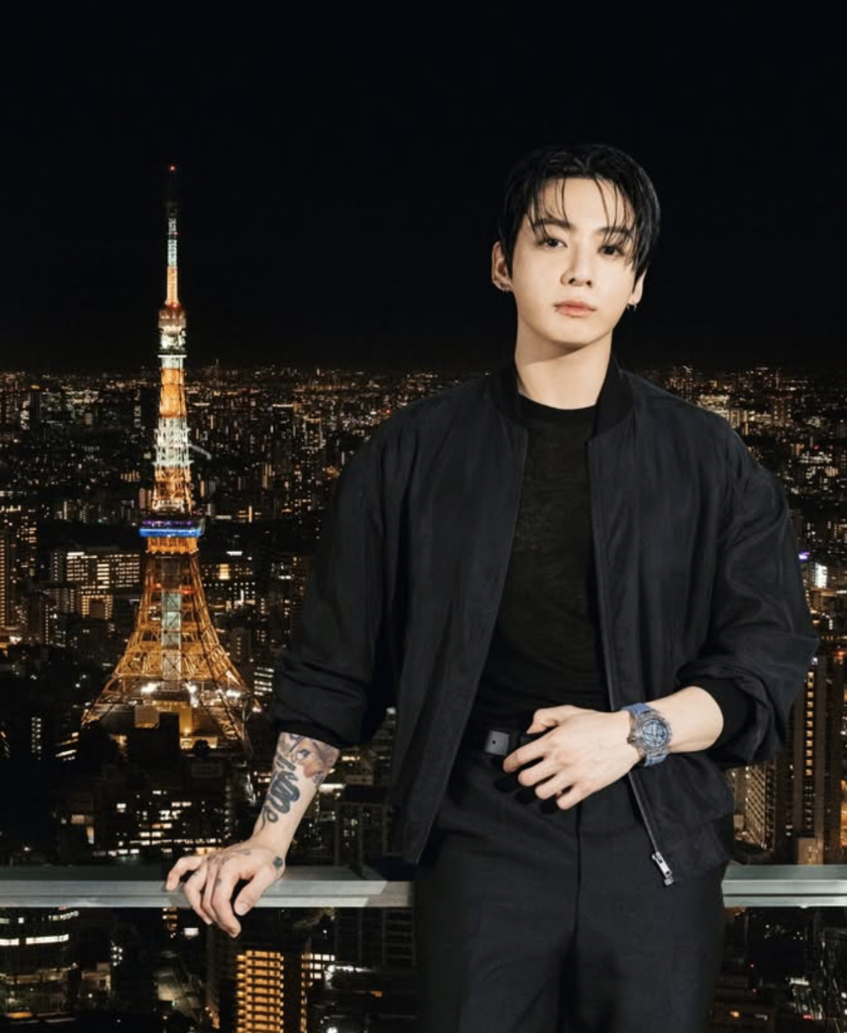 위블로 빅뱅 사파이어 스카이 블루를 착용하고 일본 야경을 배경으로 사진을 찍은 BTS 정국. / 이미지 출처: 위블로 공식 인스타그램 @hublot