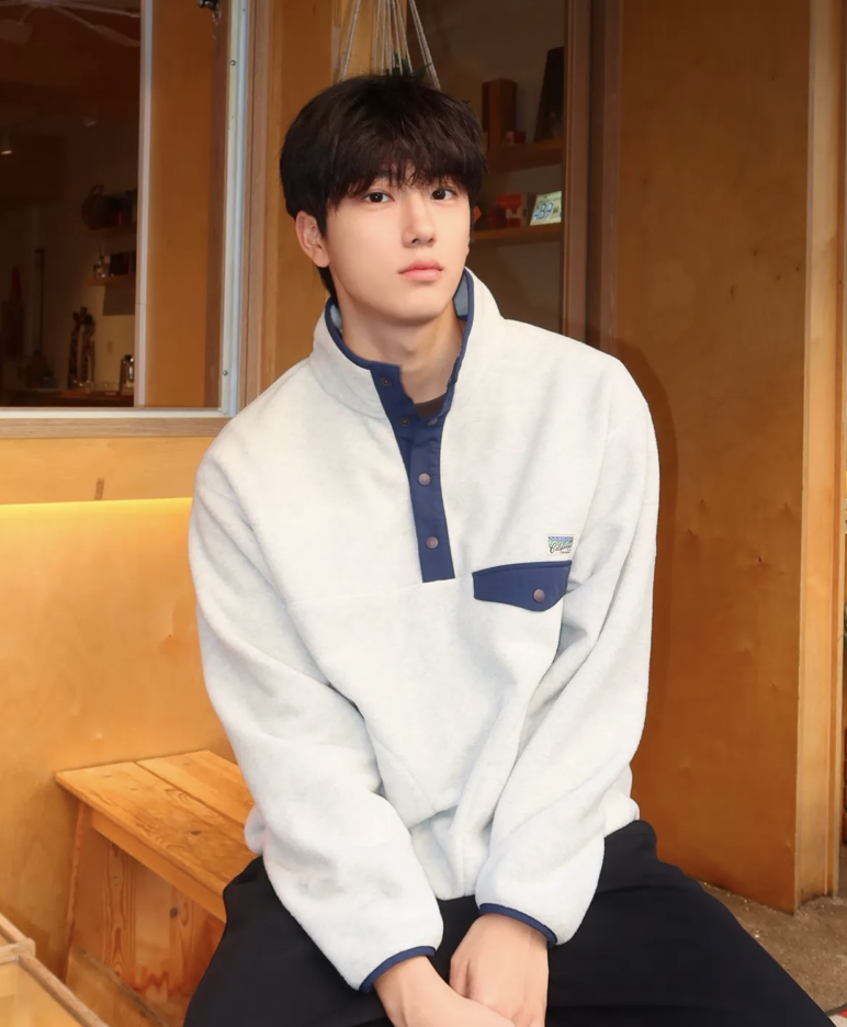 깔끔한 화이트, 네이비 배색의 후아유 후리스 반집업. / 이미지 출처: 무신사