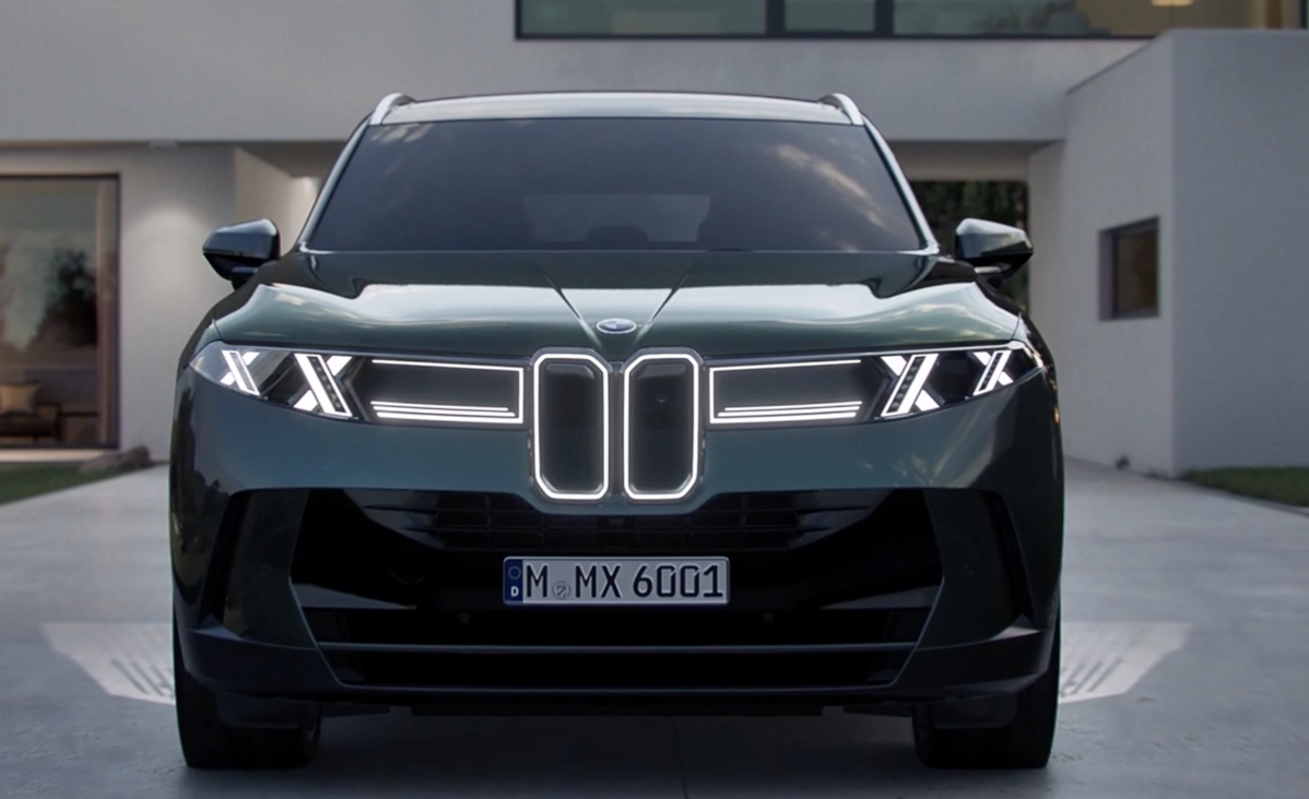 당당하고 독창적인 인상을 주는 BMW 키드니 아이코닉 글로우. / 이미지 출처: BMW