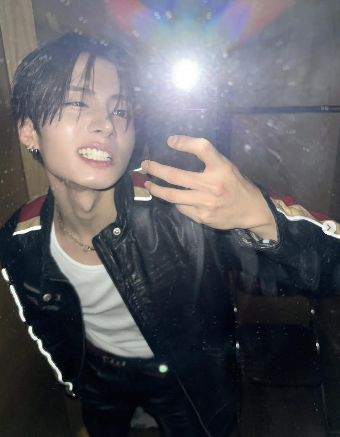 연습과 촬영 사이 쉬는 시간에도, 비행기로 이동하는 동안에도 책을 읽는 것으로 알려진 이상원. / 이미지 출처: 알파드라이브원 인스타그램 @ald1.official