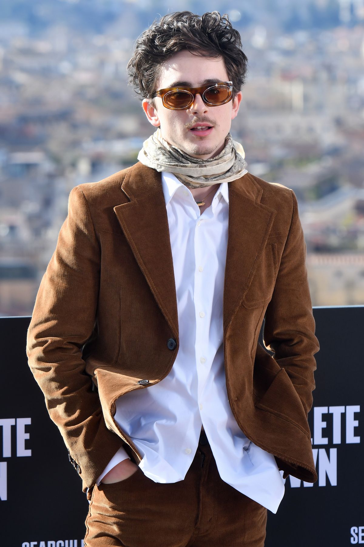스카프를 모두 목에 감싼 티모시 샬라메. / 이미지 출처: 게티이미지코리아