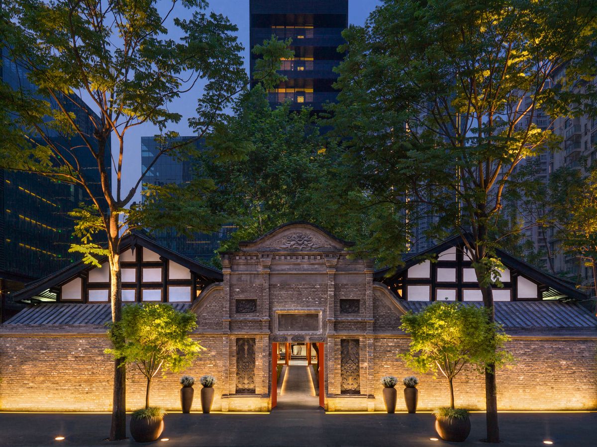 체크인 전, 청나라 시대 건물을 지나는 경험을 선사하는 어퍼 하우스 청두. / 이미지 출처: 어퍼 하우스