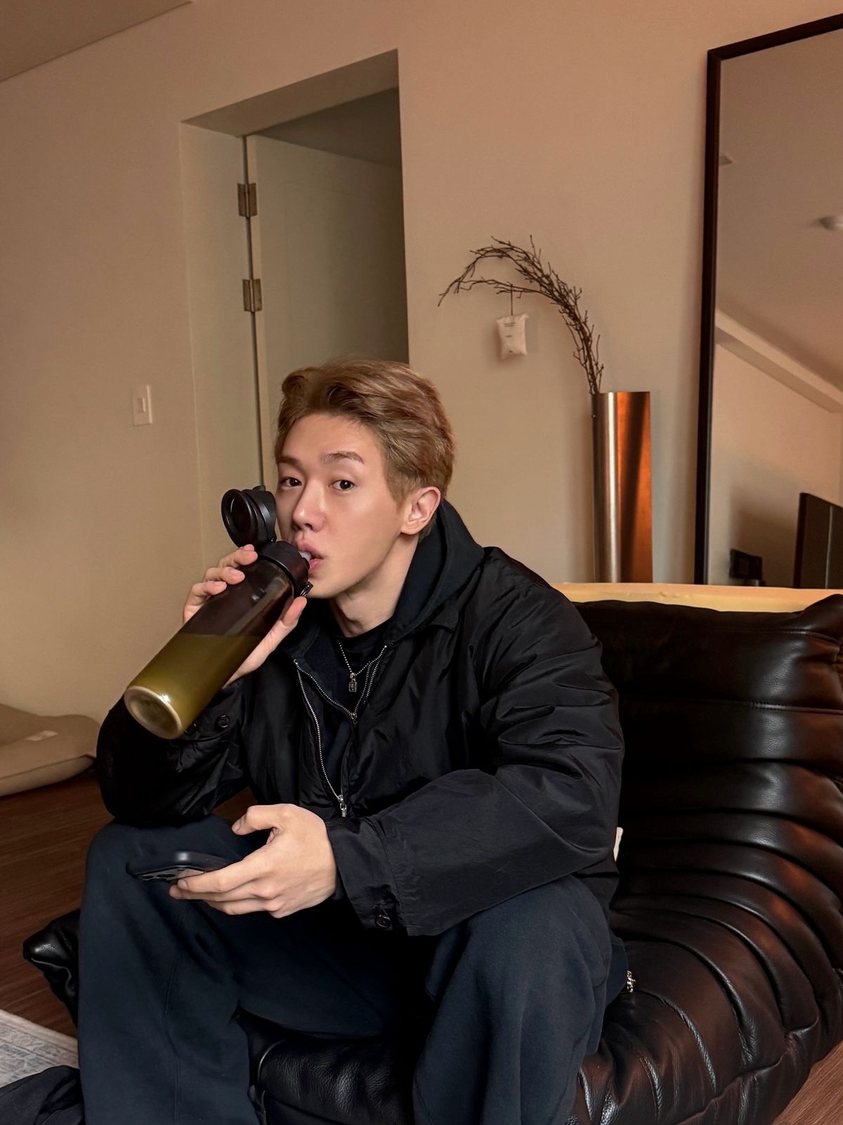 올 블랙 룩에 네크리스로 포인트를 더한 원호의 데일리 룩. / 이미지 출처: 원호 공식 인스타그램 @iwonhoyou
