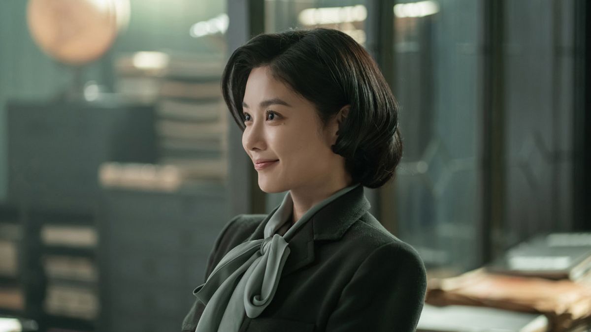  조선총독부의 통역생 역을 맡은 김유정. / 이미지 출처: cjenm